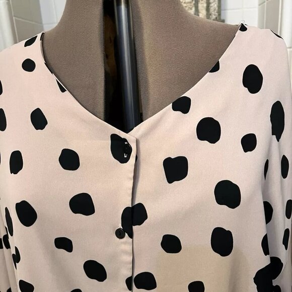 Unbranded. Size 2X. Blush Polka Dot V-neck Button Up Blouse. Ruffle. B86 - Picture 4 of 6